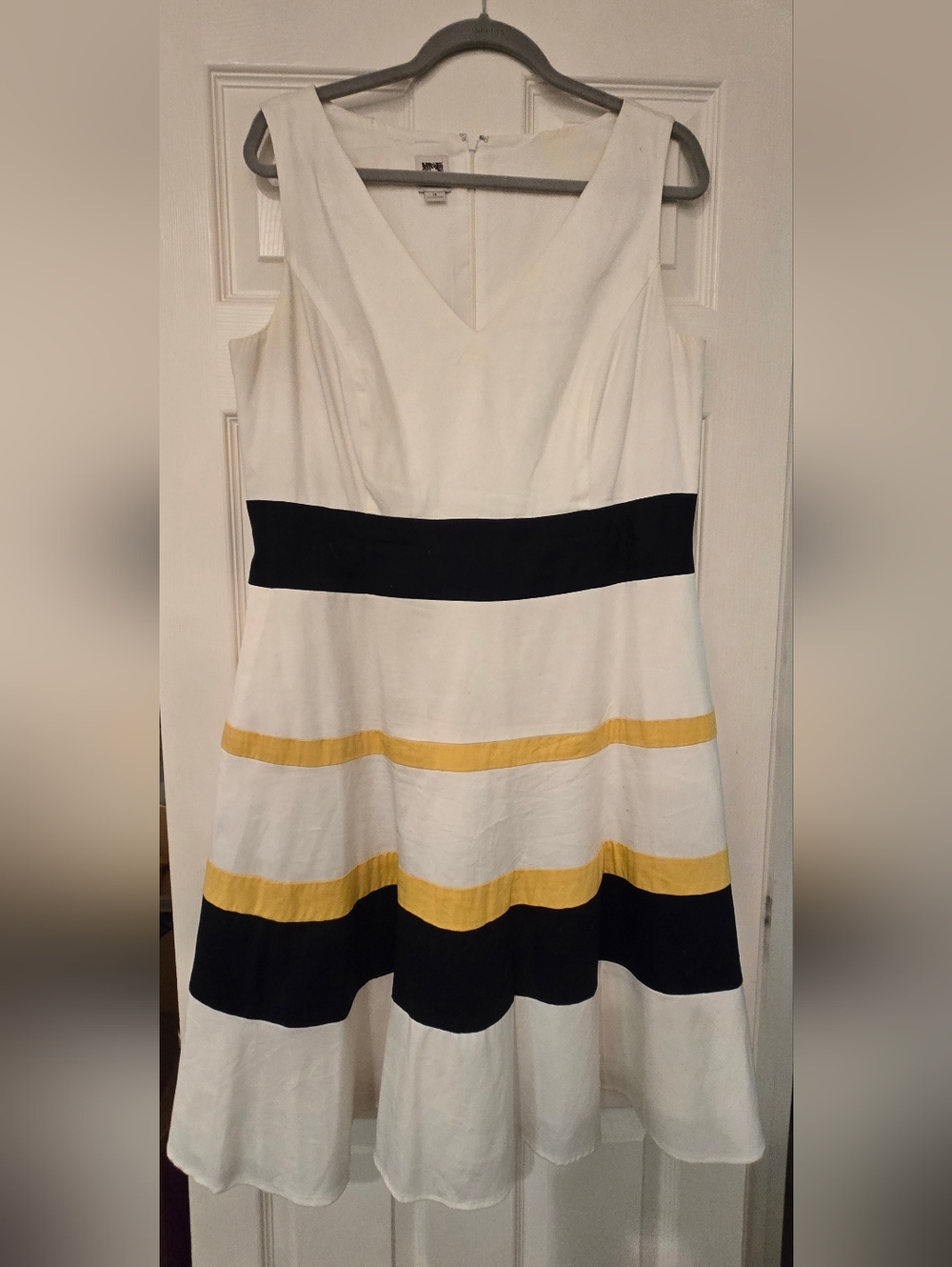 Vintage & Classic Anne Klein V-neck Cotton Dress